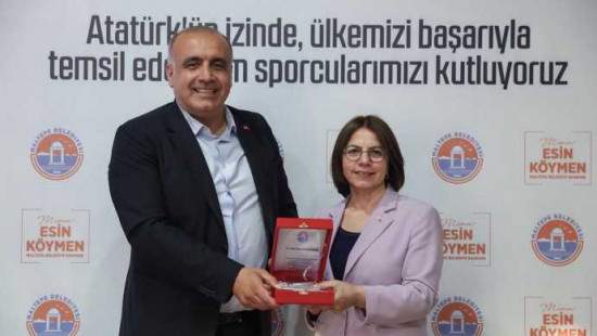 Maltepe Belediye Başkanımız Esin Köymen’den Hocamıza Plaket