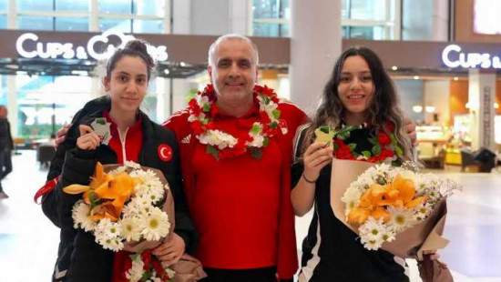 Dünya Şampiyonası Dönüşü Havalimanında Çiçeklerle Karşılandık.