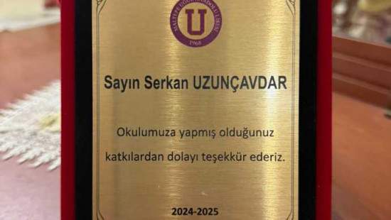 Uğur Okullarından Serkan Hocamıza Teşekkür Plaketi.