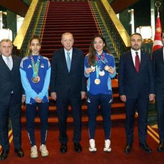 Cumhurbaşkanı Erdoğan, milli tekvandocu Sude Yaren ve Sıla Irmak Uzunçavdar'ı kabul etti