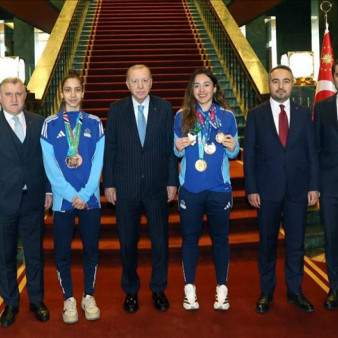 Cumhurbaşkanı Erdoğan, milli tekvandocu Sude Yaren ve Sıla Irmak Uzunçavdar'ı kabul etti